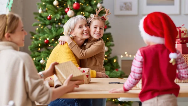 Família Feliz Mulheres Crianças Encantadas Embrulhando Presentes Natal Juntos Enquanto — Fotografia de Stock