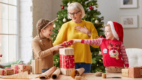 Gelukkig Gezin Lachende Oma Grappige Kleinkinderen Lachend Samen Verpakt Cadeau — Stockfoto