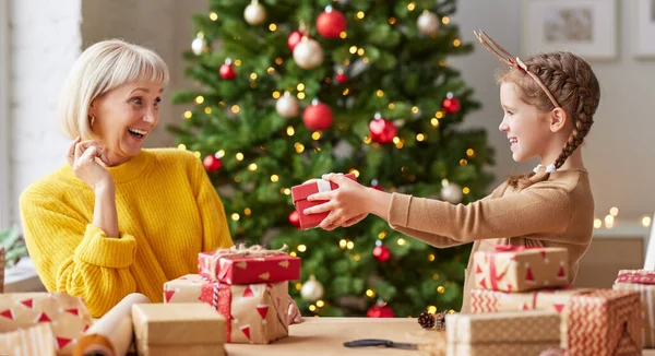 Überraschte Großmutter Bekommt Geschenk Von Süßem Mädchen Eingewickelt Während Sie — Stockfoto