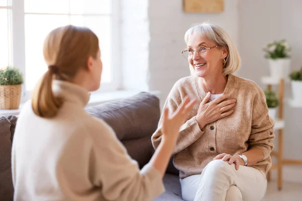 Adult Daughter Gesticulating Speaking Cheerful Elderly Mother While Resting Couch — Stock Photo, Image