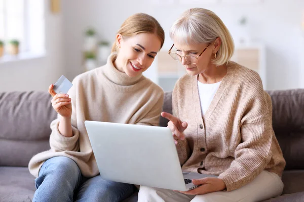 Jonge Dochter Volwassen Moeder Zitten Samen Met Laptop Plastic Kaart — Stockfoto