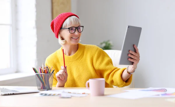 Encantado Designer Feminino Envelhecido Com Lápis Sorrindo Tablet Navegação Enquanto — Fotografia de Stock