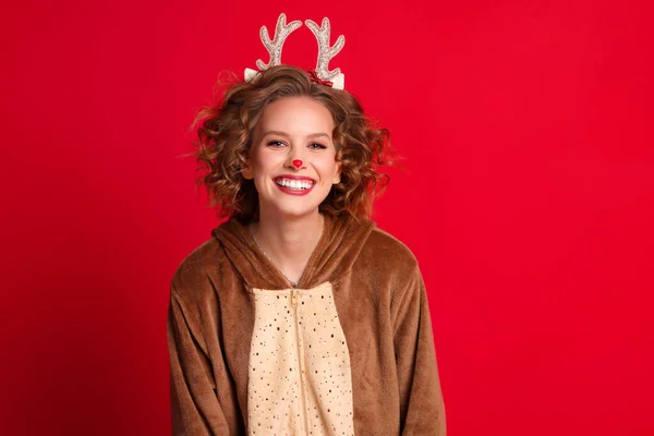 Schattig Grappig Jong Vrouw Een Kerst Rendier Kostuum Glimlacht Verheugt — Stockfoto