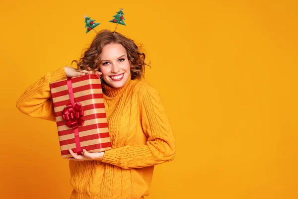 Cheerful Funny Surprised Young Woman Yellow Sweater Smiling Holds Christmas — Stock Photo, Image