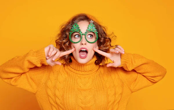 Divertida Joven Alegre Gafas Tontas Con Árboles Navidad Fondo Amarillo —  Fotos de Stock