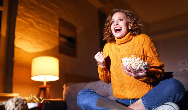 Jong Blij Vrolijke Vrouw Eten Popcorn Lacht Kijkt Comedy Film — Stockfoto