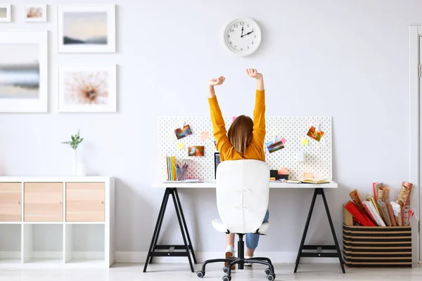 Vue Dos Femme Anonyme Étirant Les Bras Pendant Pause Travail — Photo