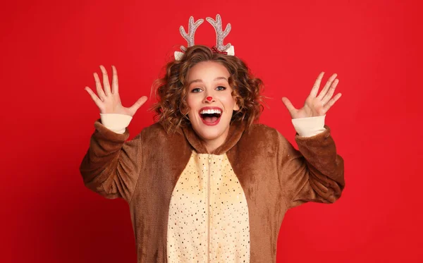 Encantado Engraçado Jovem Mulher Traje Rena Natal Emocionalmente Gritos Com — Fotografia de Stock