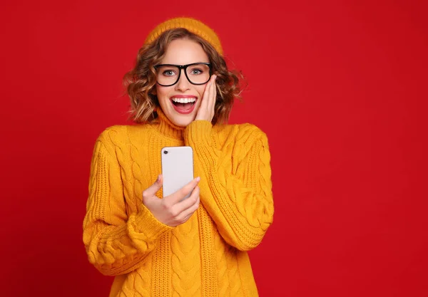 Glad Förvånad Ung Kvinna Med Smartphone Gul Tröja Glasögon Och — Stockfoto