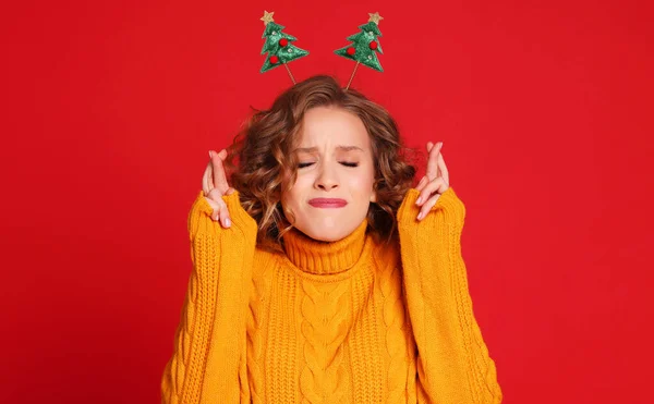 Retrato Mujer Joven Alegre Con Diadema Navidad Cruza Los Dedos — Foto de Stock