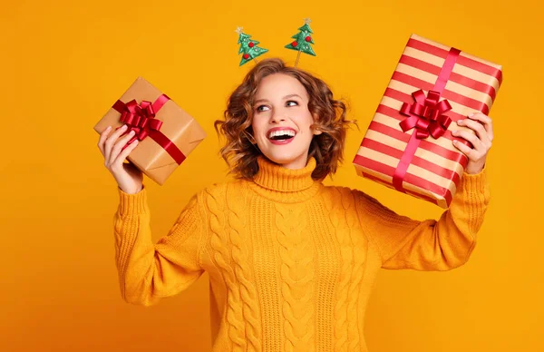 Cheerful Funny Surprised Young Woman Laughs Yellow Sweater Her Mouth — Stock Photo, Image