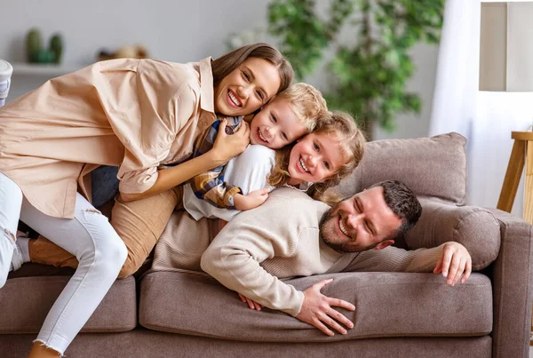 Família Feliz Mãe Pai Filhos Divertindo Casa Sofá — Fotografia de Stock