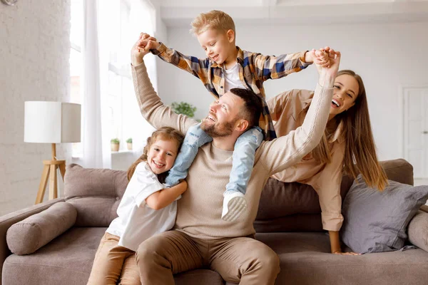 Mutlu Aile Anne Baba Çocuklar Evde Kanepede Eğleniyorlar — Stok fotoğraf