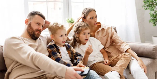 Delighted Familie Ouders Kinderen Eten Popcorn Terwijl Zitten Bank Kijken — Stockfoto