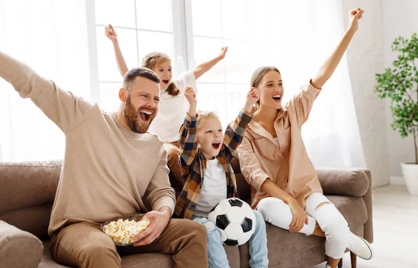 Örvendetes Szülők Gyermekek Popcorn Labdaemelés Karok Sikoltozás Közben Focimeccset Nézni — Stock Fotó