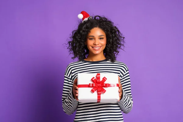 Cheerful Funny Smiled Young Ethnic Woman Santa Hat Holds Christmas — Stock Photo, Image