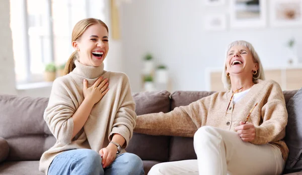 Erwachsene Und Ältere Frauen Lachen Laut Über Witz Während Sie — Stockfoto