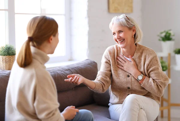 Adult Daughter Gesticulating Speaking Cheerful Laughing Elderly Mother While Resting — Stock Photo, Image