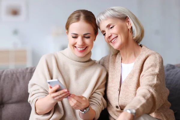 Encantadas Mujeres Adultas Ancianas Sonriendo Navegando Por Las Redes Sociales — Foto de Stock