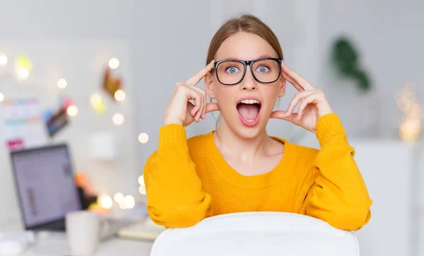 Opgewonden Jong Vrouw Met Geopende Mond Aanraken Hoofd Kijken Naar — Stockfoto