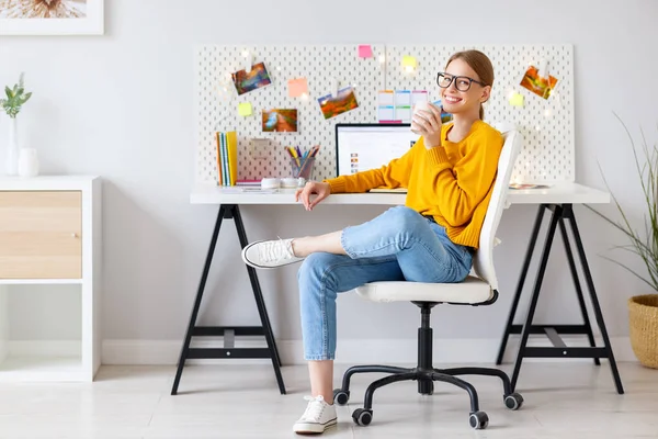 Vista Lateral Empresário Feminino Positivo Sentado Lado Mesa Com Xícara — Fotografia de Stock