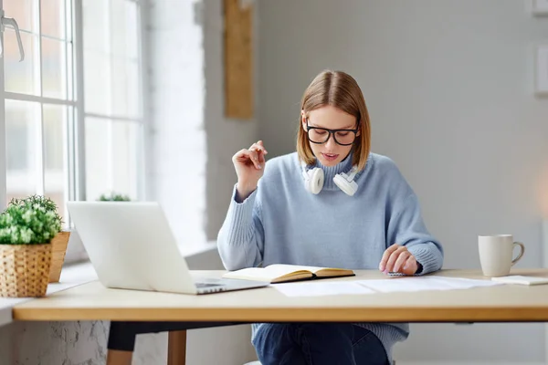 Gelukkig Jonge Vrouw Bril Browsen Gegevens Laptop Het Maken Van — Stockfoto