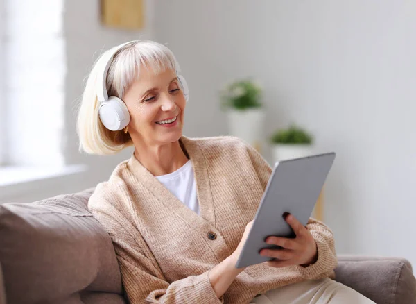 Feliz Anciana Auriculares Sonriendo Navegando Por Las Redes Sociales Tableta — Foto de Stock