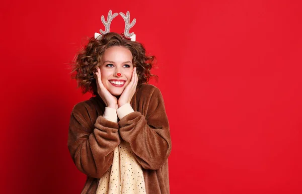 Schattig Grappig Jong Vrouw Een Kerst Rendier Kostuum Met Handen — Stockfoto