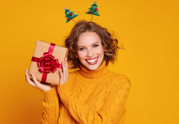 Mujer Joven Feliz Suéter Diadema Mostrando Regalo Envuelto Mirando Cámara — Foto de Stock