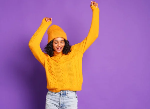 Joyeux Ethnicafrique Américaine Jeune Femme Chandail Jaune Vif Chapeau Danse — Photo