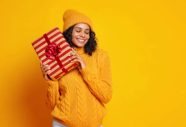 Happy Young Ethnic Woman Sweater Hat Showing Wrapped Present Smile — Stock Photo, Image