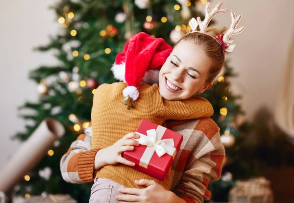 快乐的家庭 慈爱的母亲抱着快乐的儿子 送给他圣诞礼物 闭上眼睛 — 图库照片