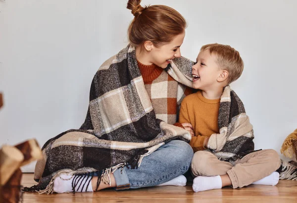 Gelukkig Familie Moeder Liefhebbende Zoon Knuffel Lach Verpakt Een Warme — Stockfoto