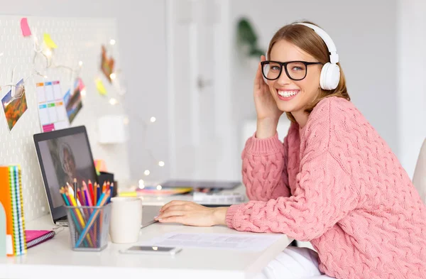 Vrolijke Vrouw Bril Koptelefoon Glimlachen Spreken Met Online Vriendelijke Oudere — Stockfoto