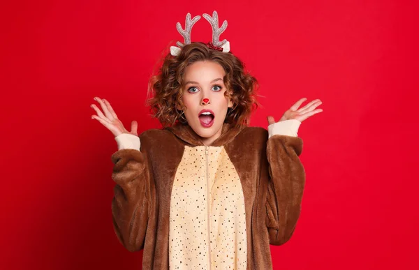 Sorprendida Joven Hembra Traje Reno Mirando Cámara Durante Celebración Navidad — Foto de Stock