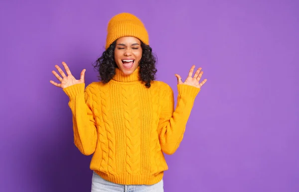 Verrukte Jonge Etnische Vrouw Gebreide Gele Trui Hoed Gebarsten Schreeuwen — Stockfoto