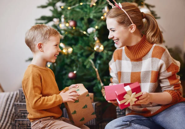 Famiglia Allegra Madre Sorridente Figlio Carino Aprono Regali Natale Insieme — Foto Stock