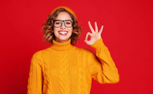 Glada Ung Kvinna Gul Tröja Och Snygga Glasögon Ler För — Stockfoto