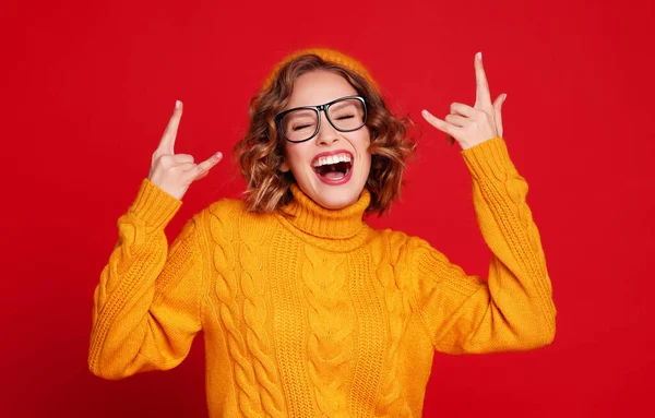Mujer Joven Feliz Suéter Elegante Gafas Que Muestran Gesto Roca —  Fotos de Stock