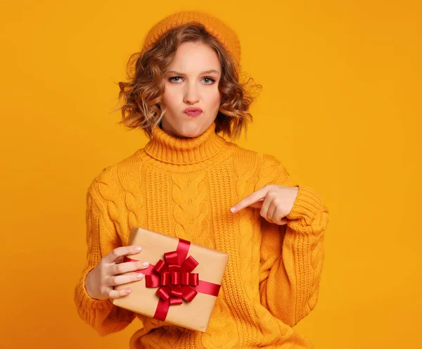 Giovane Donna Insoddisfatta Maglione Lavorato Maglia Cappello Che Male Alle — Foto Stock