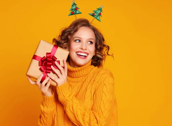 Mujer Joven Feliz Suéter Diadema Mostrando Regalo Envuelto Mirando Hacia — Foto de Stock