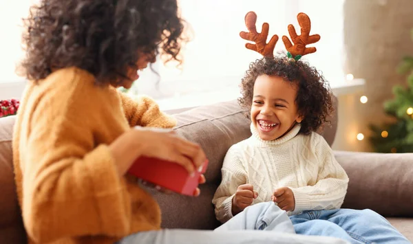 Felice Famiglia Afroamericana Vacanza Carino Bambino Ragazzo Madre Congratulano Natale — Foto Stock