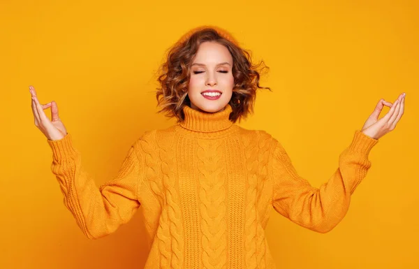 Jovem Mulher Malha Suéter Gesticulando Mudra Gyan Sorrindo Com Olhos — Fotografia de Stock