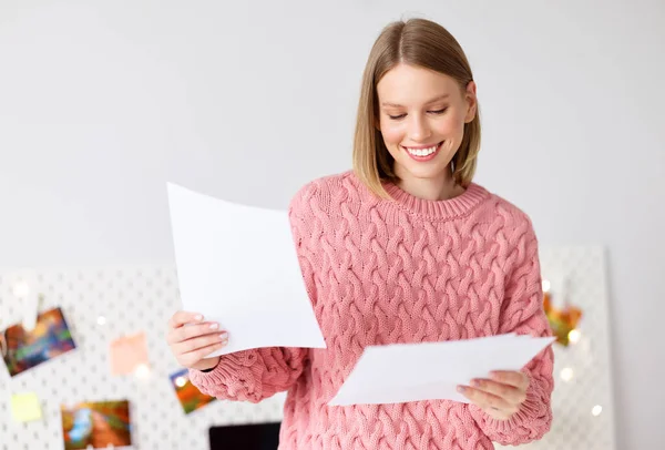 Delighted Young Woman Smiling While Leaning Table Reading Documents Work — Stock Photo, Image