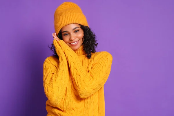 Femme Ethnique Positive Tricot Pull Jaune Chapeau Souriant Pour Appareil — Photo