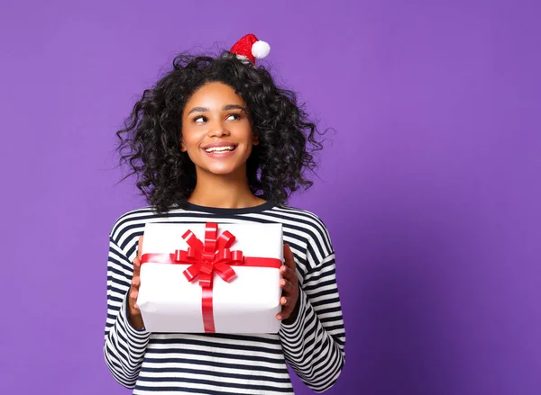 Glad Etnisk Kvinna Med Liten Santa Hatt Håller Presentförpackning Och — Stockfoto