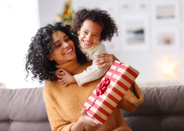 Mutlu Etnik Afrikalı Amerikan Ailesi Tatilde Tatlı Çocuk Anne Noel — Stok fotoğraf