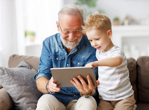 Glad Familj Äldre Farfar Och Pojke Sitter Soffan Och Tittar — Stockfoto