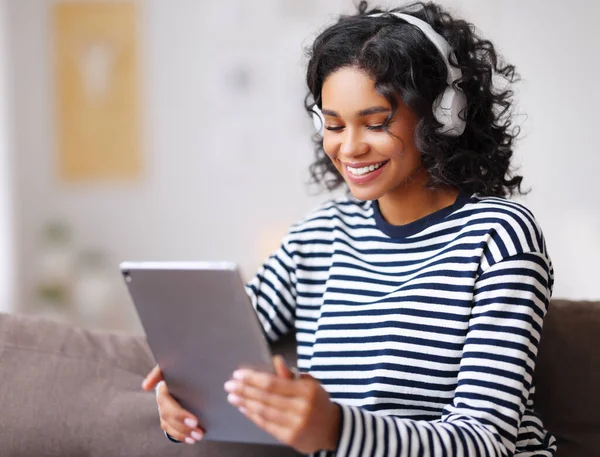 Ontspannen Glimlachen Jonge Etnische Vrouw Casual Kleding Koptelefoon Kijken Film — Stockfoto