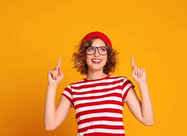 Encantada Jovem Fêmea Óculos Moda Chapéu Sorrindo Para Câmera Apontando — Fotografia de Stock
